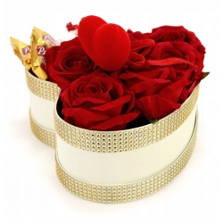 Bukiet SERCE na WALENTYNKI z 6x różami welur i słodyczami PREMIUM