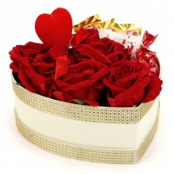 Bukiet SERCE na WALENTYNKI z 6x różami welur i słodyczami PREMIUM