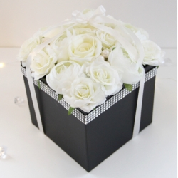 Bukiet FlowerBox czarny KWADRAT z białymi kwiatami - nr 100