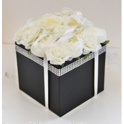 Bukiet FlowerBox czarny KWADRAT z białymi kwiatami - nr 100