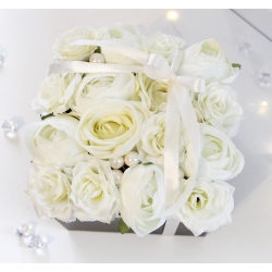 Bukiet FlowerBox czarny KWADRAT z białymi kwiatami - nr 100