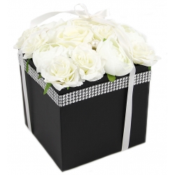 Bukiet FlowerBox czarny KWADRAT z białymi kwiatami - nr 100