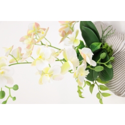 Kompozycja BIAŁY SZTUCZNY GUMOWY STORCZYK w betonowej osłonce z chrobotkiem