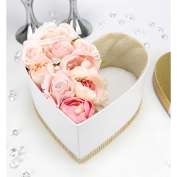 Bukiet w DZIELONYM SERCU na prezent RÓŻOWE kwiaty