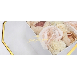 BUKIET białe pudełko DIAMENT satynowe kwiaty LUX